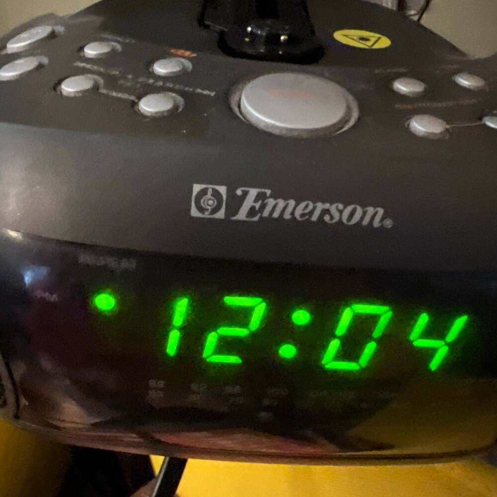 Emerson CKD 9901 Digital Alarm Clock AM/FM Radio Snooze CD Player LED